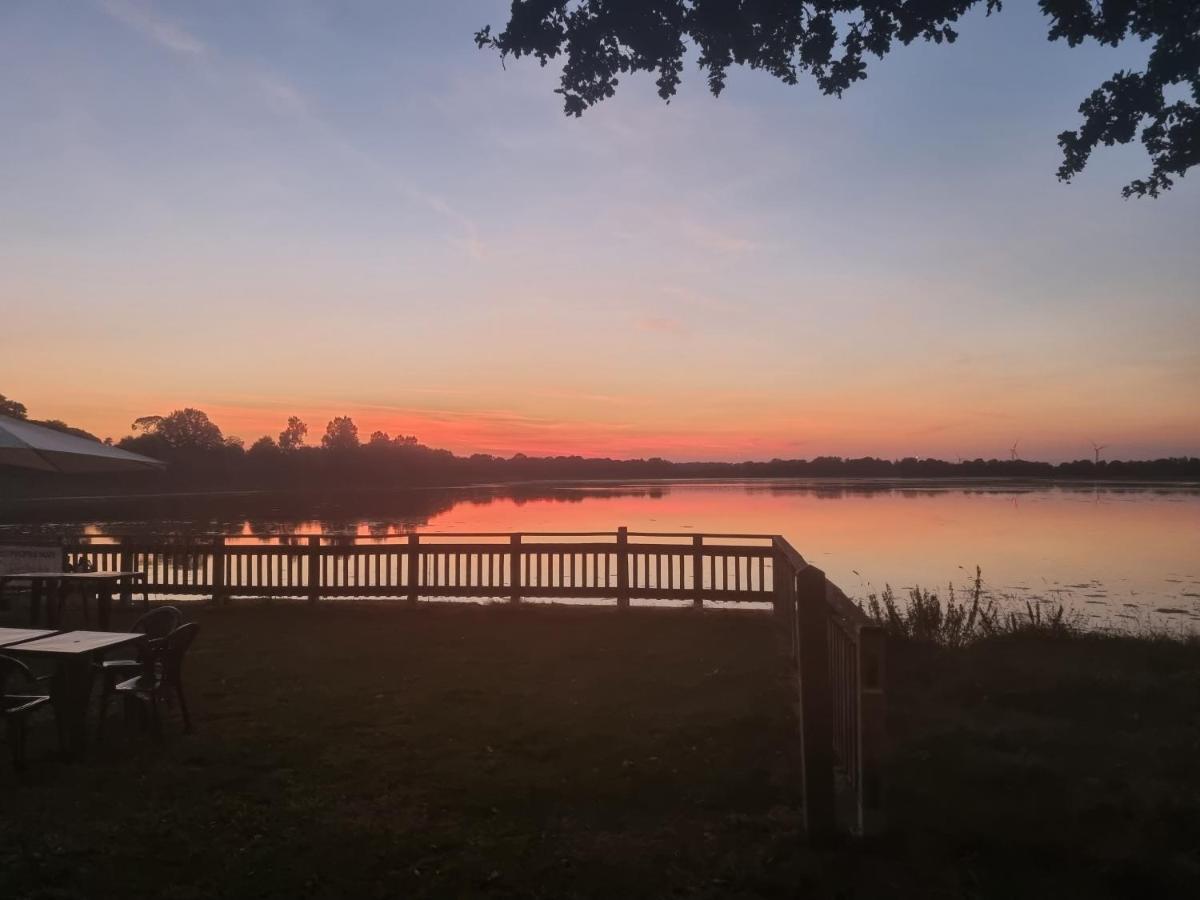 Camping Les Rives Du Lac Bois Morin Exterior foto